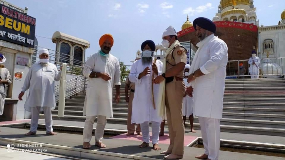 COVID-19 दिल्ली पुलिस का कोविड-19 में दूसरा चेहरा सामने आया गुरूद्वारा बंगला साहिब की लगाई परिक्रमा